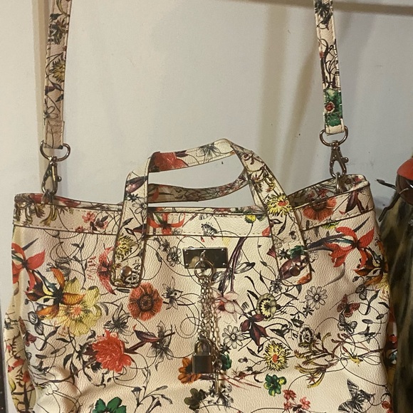 Handbag by designer CARLOS By Carlos
Santana Floral design - Picture 4 of 16